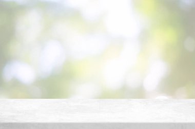 Bahçe Arkaplanının Beyaz Güzel Bokeh 'li Boş Taş Masa Sunumu İçin.