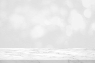 Beton Duvarda Beyaz Bokeh 'li Boş Mermer Masa Ürün Sunumu İçin Arkaplan.