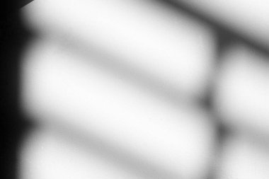 Beyaz Stucco Duvarında Çit Gölgesi Olan Işık Işını.