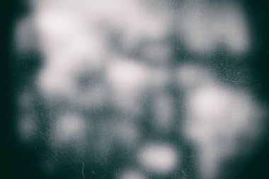 Cam Pencere Arkaplanda Kirli ve Tozlu.