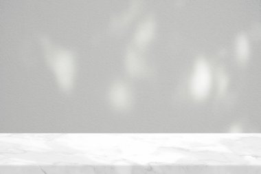 Beton Duvar Döküm Arkaplanı 'nda Gölge ve Bahçenin Bokeh' li Beyaz Mermer Masa, Ürün Sunumu, Görüntü ve Moda İçin Uygun.