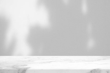 Beton Duvar Doku Arkaplanında Yaprakları Olan Beyaz Mermer Masa, Ürün Sunum Arkaplanı, Görünüm ve Moda İçin Uygun.