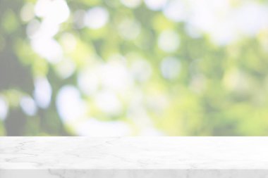 Üzüm bağı arkaplanının bulanık Bokeh 'li Beyaz Mermer Masa Ürün Ekranı İçin Uygun.