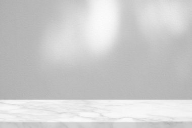 Beton Duvarda Ağaç Gölgesi Bokeh 'li Beyaz Mermer Masa Arka planı Ürün Sunumu, Görünüm ve Moda İçin Uygun.