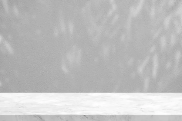 Белый Мраморный Стол Тенью Листьев Парке Фоне Бетонной Стены Текстуры — стоковое фото
