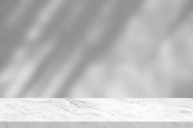 Beyaz Stucco Duvarlı Mermer Masa Işık Işını ve Gölgesi Arkaplanı, Ürün Sunumu, Görünüm ve Moda İçin Uygun.