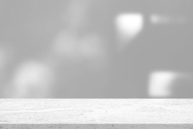 Beyaz Beton Duvarlı Mermer Masa Işık Işını ve Gölgesi Arkaplanı, Ürün Sunumu, Görünüm ve Moda İçin Uygun.