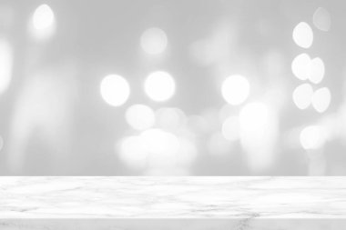 Koridor İçişleri Odası Arkaplanında Bulanık Bokeh 'li Beyaz Mermer Masa Ürün Sunumu, Görüntü ve Moda İçin Uygun.