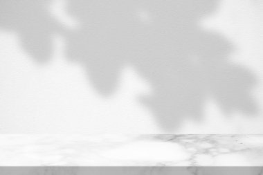 Ağaç Yapraklı Beyaz Mermer Masa Beton Duvar dokusu Arkaplanında Gölge Bırakıyor, Ürün Sunum Arkaplanı, Görünüm ve Moda İçin Uygun.