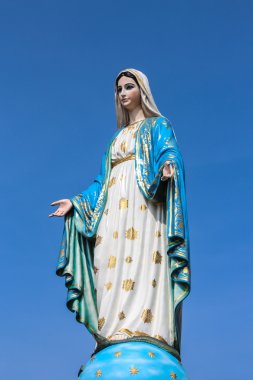 Meryem Ana heykeli mavi gökyüzü üzerinde.