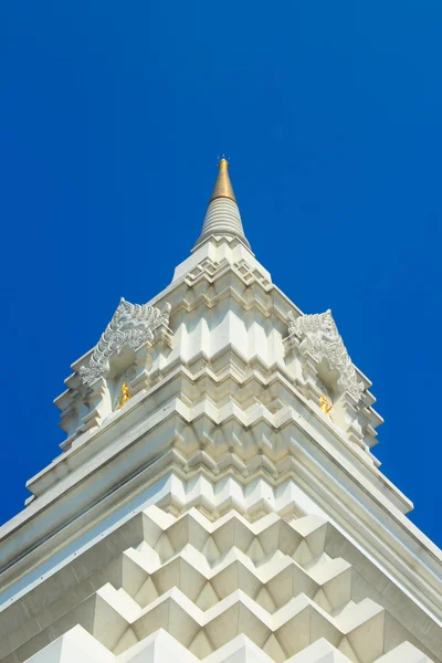 Pagode branco no céu azul — Fotografia de Stock