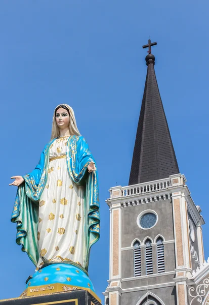 Standbeeld van de Maagd Maria in de katholieke kerk Chantaburi, Thailand. — Stockfoto