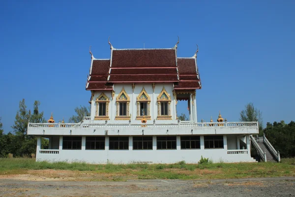 Thaise tempel en blauwe hemel op Chantaburi. — Stockfoto