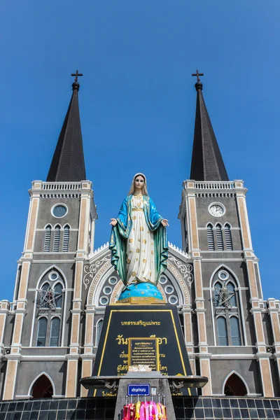 Standbeeld van de Maagd Maria in de katholieke kerk Chantaburi, Thailand. — Stockfoto