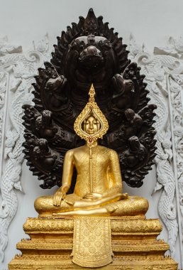 Yedi başlı naga tarafından korunan oturmuş Buda resim.