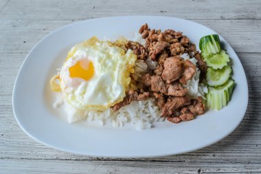 Domuz eti pilav kızarmış sarımsak ve kara biber ve yumurta kızarmış.