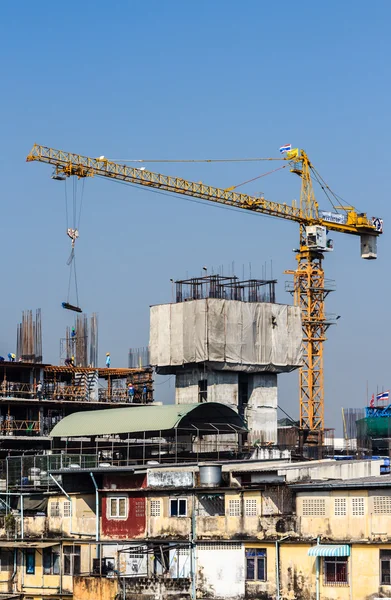 Kraan en werknemers op de bouwplaats. — Stockfoto