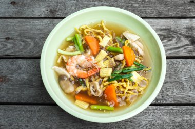 Gevrek yumurta şehriye deniz ürünleri.