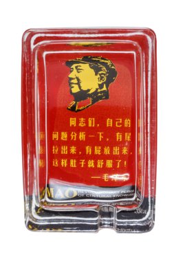 Mao'nun fotoğrafta kırmızı küllük.