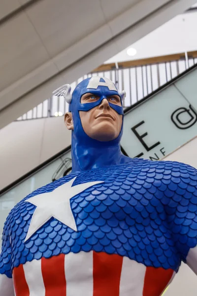 Captain America Model in der Superhelden-Vergangenheit-Gegenwart-Messe. — Stockfoto