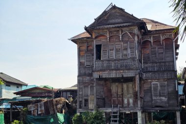 BANGKOK, THAILAND - 23 Aralık 2024: 19. yüzyıldan kalma bir çaydanlık evi, Kudi Chin cemaati, Bangkok, Tayland.
