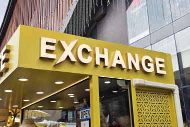 BANGKOK, THAILAND - 09 ARALIK 2024 Çağdaş Binanın Dış kısmında PRO Exchange Tabelası. 9 yıldan fazladır döviz kurları sunuyor..