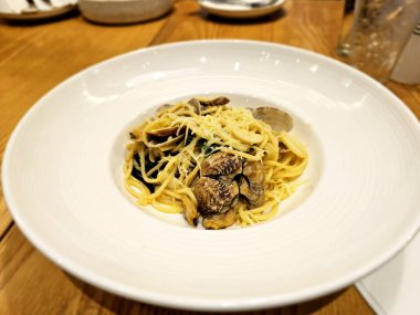 Beyaz tabak spagetti vongole.