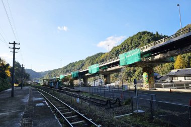 HITA, JAPAN - 11 Kasım 2023 Kyudai Ana Hattı 'nda JR Kyushu tarafından işletilen bir tren istasyonu olan Amagase İstasyonu..