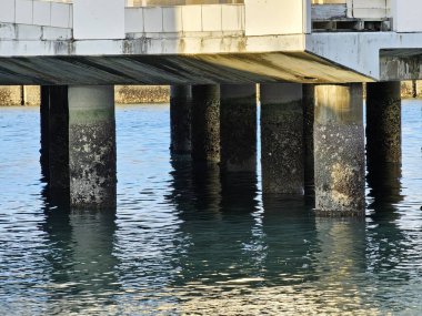 Denizdeki Beton Köprü Sütunları.