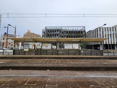 Nagasaki, Japonya - 16 Kasım 2023: Japonya 'daki Nagasaki Elektrik Tramvay Sisteminin tramvay durağı.