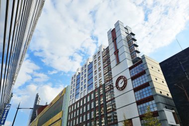 KITAKYUSHU, JAPAN - 15 Kasım 2023: Nishinippon Teknoloji Enstitüsü 'nün Kokura Kampüsü, Riverwalk Kitakyushu kompleksi içinde yer almaktadır..