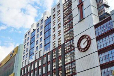 KITAKYUSHU, JAPAN - 15 Kasım 2023: Nehir Yolu Kitakyushu kompleksi içinde yer alan Nishinippon Teknoloji Enstitüsü 'nün Kokura Kampüsü' nü kapatın.