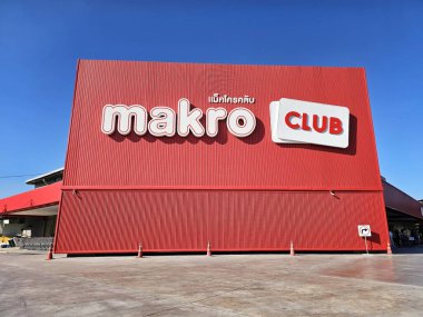 SamutPrakarn, Tayland - 18 Aralık 2025 Makro Club toptan satış mağazası. Makro, iş ve tüketiciler için büyük bir Tayland toptan satış merkezidir..