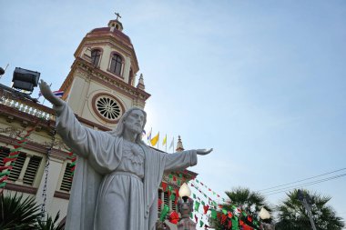 BANGKOK, THAILAND - 23 Aralık 2024: Santa Cruz Kilisesi Kudi Chin mahallesindeki Chao Phraya Nehri 'nin batı kıyısında yer almaktadır..