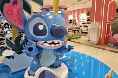 Bangkok, Tayland - 19 Aralık 2025: Hediyelik eşya dükkanında sevimli mavi bir Lilo ve Dikiş bebekleri sergisi.