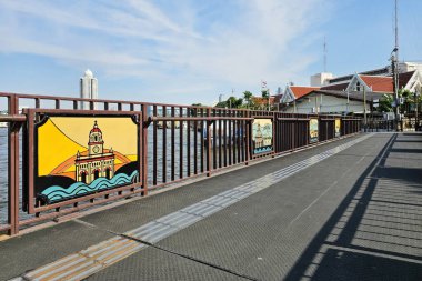 BANGKOK, THAILAND - 23 Aralık 2024: Bangkok, Kudi Chin 'deki Yaya Köprüsü Tırabzanı Üzerine Renkli Paneller.