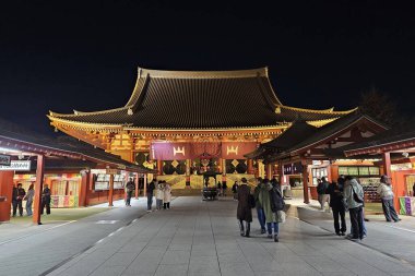 Tokyo, Japonya - 14 Ocak 2026: Asakusa, Tokyo, Japonya 'daki Senso-ji Tapınağı, muhtemelen Hozomon kapısı ve ana salonunu gece göstermektedir..