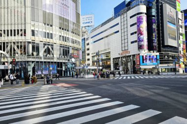 Tokyo, Japonya - 15 Ocak 2026: Tokyo, Japonya 'daki Shibuya Scramble Geçidi' ne bakan Shibuya Tsutaya binasında bulunan ünlü Starbucks.