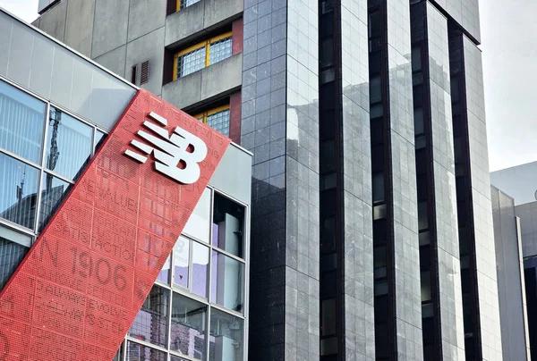 Tokyo, Japonya - 15 Ocak 2026: New Balance Harajuku Store Exterior and Logo, ABD 'li çok uluslu ayakkabı ve giyim firması..