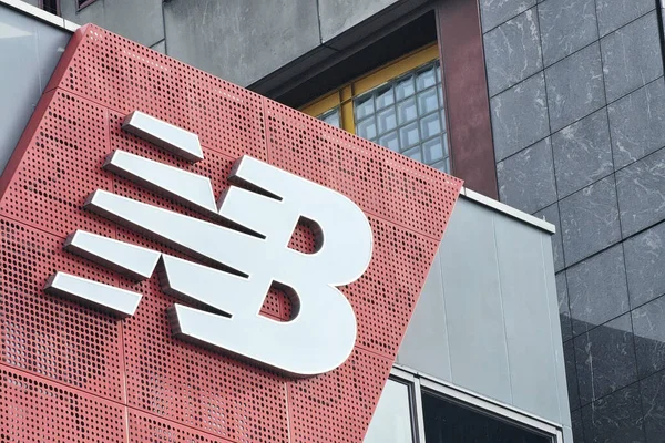 Tokyo, Japonya - 15 Ocak 2026: New Balance Harajuku Store Exterior and Logo, ABD 'li çok uluslu ayakkabı ve giyim firması..