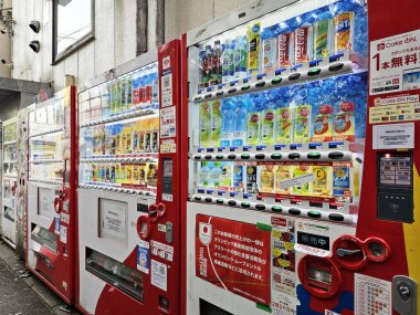 Tokyo, Japonya - 15 Ocak 2026: Harajuku, Tokyo 'da bir şehir caddesinde Japon otomatları.