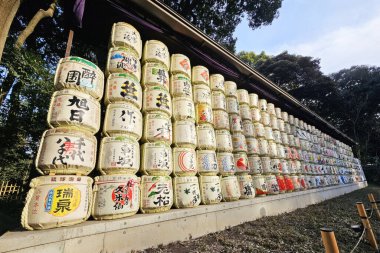 Tokyo, Japonya - 15 Ocak 2026: Tokyo 'daki Meiji Jingu Tapınağı' nda kutsanmış sake fıçıları (kazaridaru).