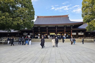 Tokyo, Japonya - 15 Ocak 2026: Tokyo, Japonya 'daki Meiji Jingu tapınağının ana binası. 1920 'de inşa edildi ve 1958' de yeniden inşa edildi..