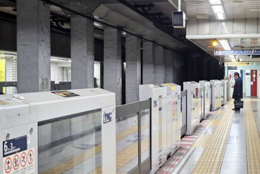 Tokyo, Japonya - 16 Ocak 2026 Tokyo Metro Platformu. Tokyo metrosu ve Toei metrosu olmak üzere iki büyük sistemden oluşur..