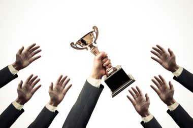 el bir Altın Kupa tutan işadamı