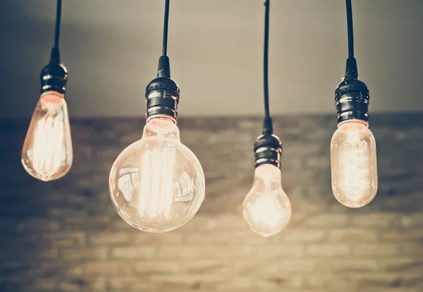 Light bulbs hung from the ceiling — Stock Photo, Image