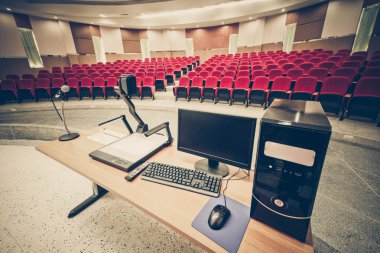 mikrofon ve bir sınıf içinde bilgisayar