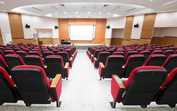 Röda stolar i auditorium — Stockfoto