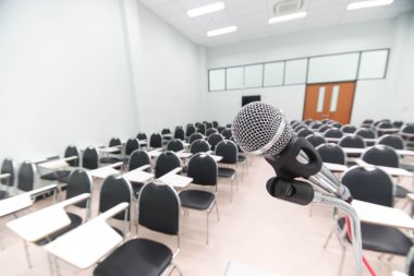 Boş sınıfta bir mikrofon