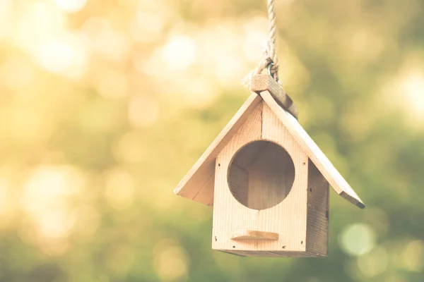 Vogelhuisje op groene achtergrond — Stockfoto